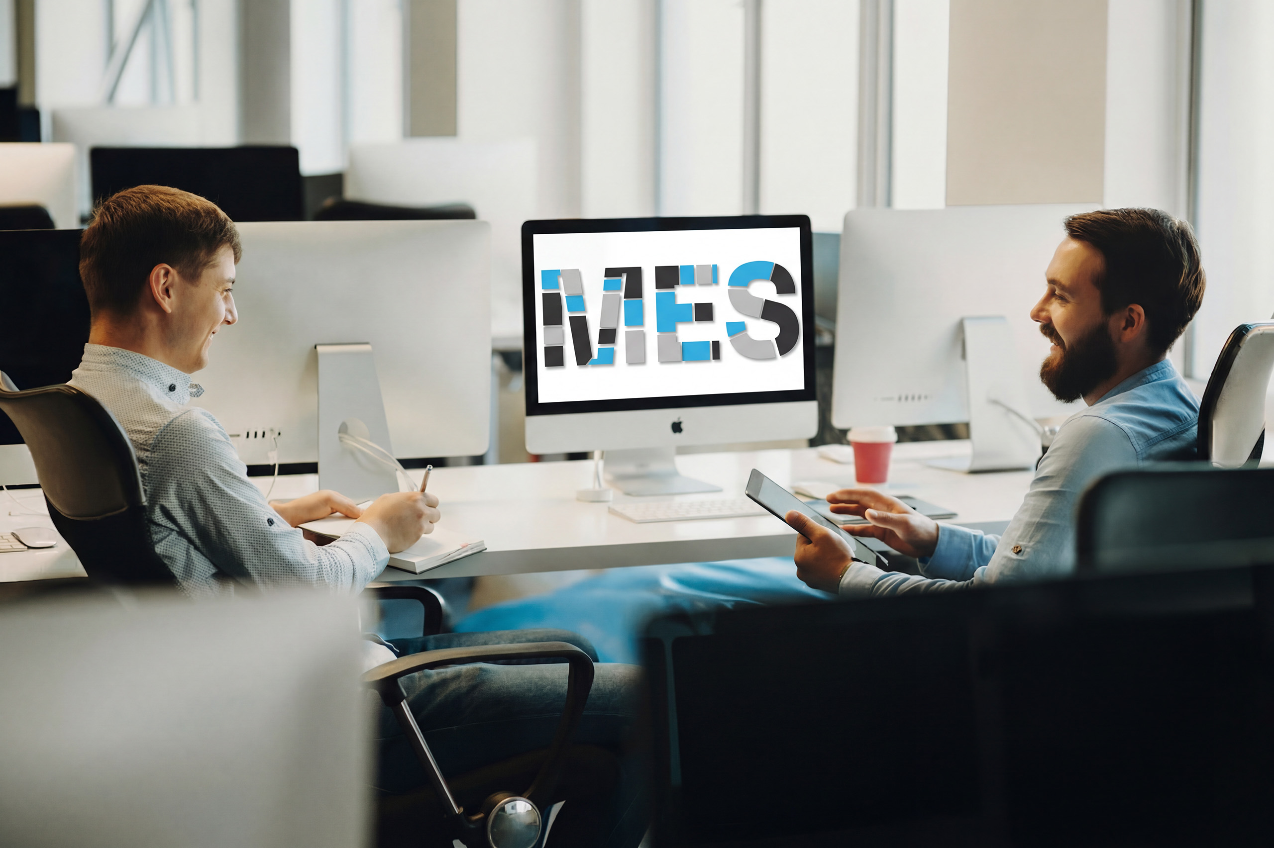 Team schaut MES Suite Demos aus der Praxis