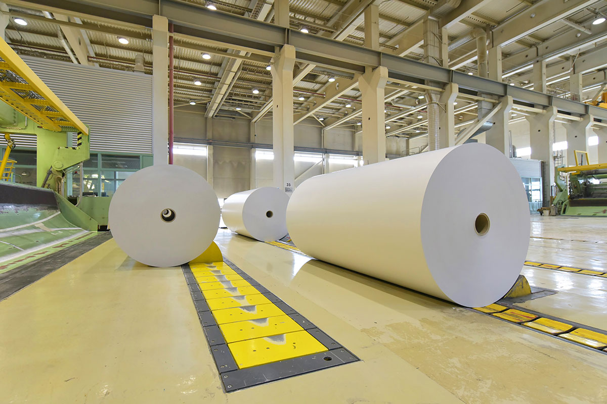 Papierrollen in der Fertigungshalle