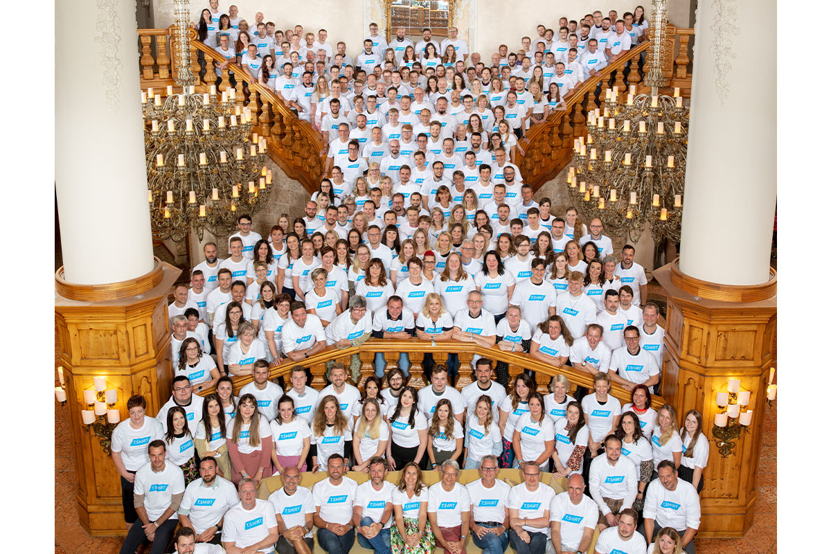 Teamfoto aller 400 Mitarbeitenden
